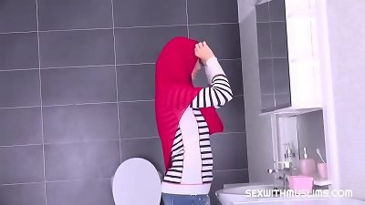 curvaceous muslim goddess shows some skill
